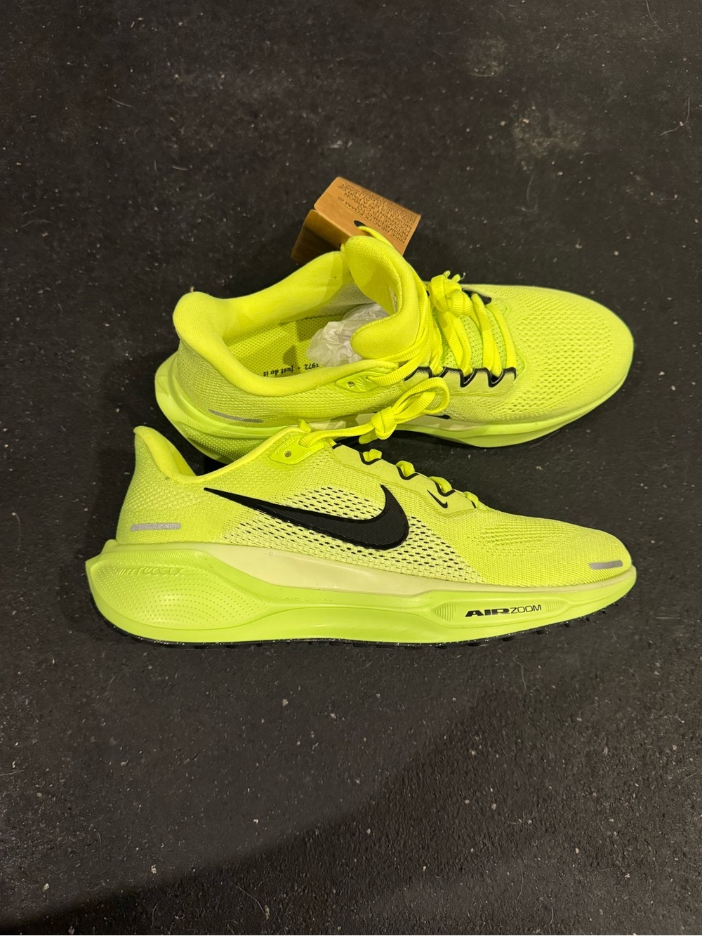 NWT Nike Air Zoom Winflo 11 Neon Yellow and Black Running Shoes